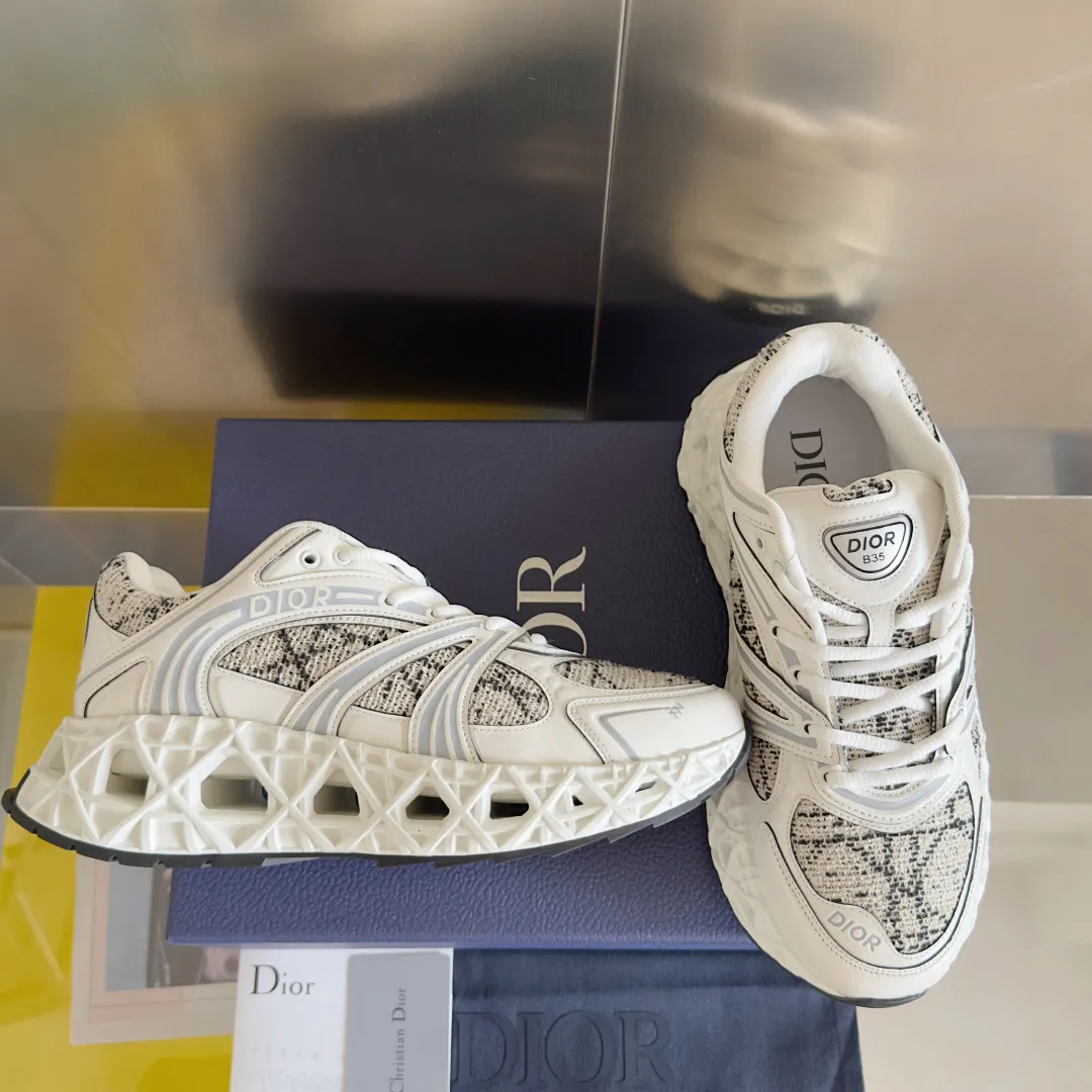 【DIOR】P:800💰 Men's 39-44. (Male 45.46 custom-made) Dior kawa Dior joint 2025ss casual sports shoes‼ ️ Reinterpret running shoes with dior’s haute couture style. b35 is made of fine-textured leather and mesh fabric materials. It can be worn in all seasons, is comfortable and breathable, and has many lines on the shoe body to outline details. It has a full retro three-dimensional feel and can create a casual look all year round!